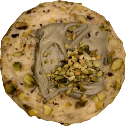 Sumérgete en una experiencia única de sabor con nuestras galletas CookieSue de pistacho y chocolate blanco