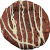 Una cookie de red velvet única, con su clásico color rojo intenso y un toque de cacao.